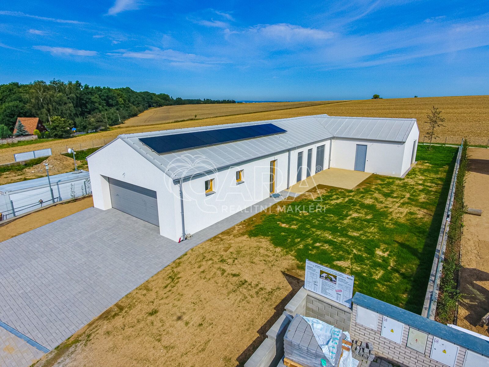 Novostavba nízkoenergetického domu, 5+kk, garáž, 217m2, pozemek 1000m2, Olešky, Praha – Východ