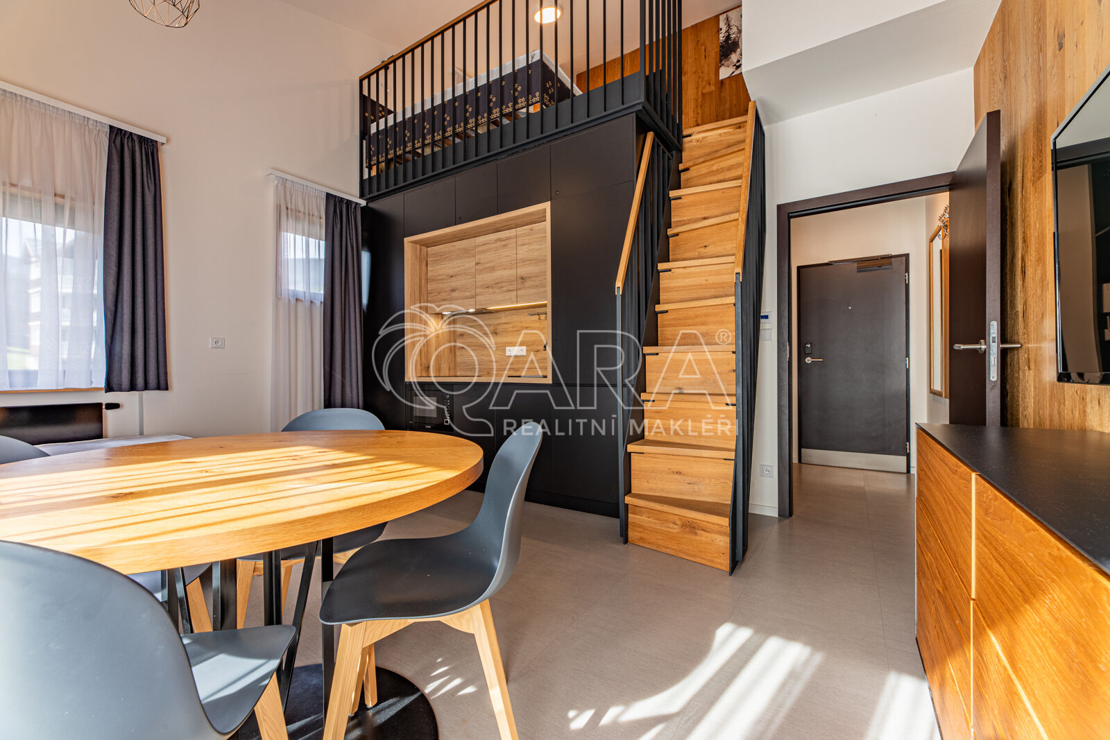 Pronájem světlého 1+kk 38m2 s garáží a lodžií, centrum Pec pod Sněžkou